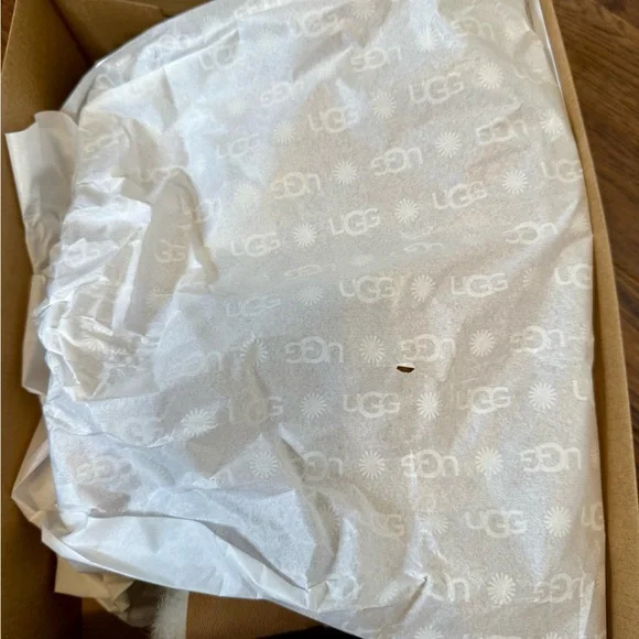 Ugg Bailey Zip mini shearling short boot with side zipper. Size US 6. BRAND NEW! - Picture 12 of 12